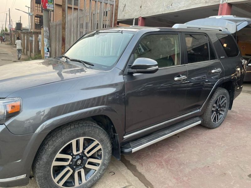 Thumbnail 3 of 2016 Toyota 4-Runner